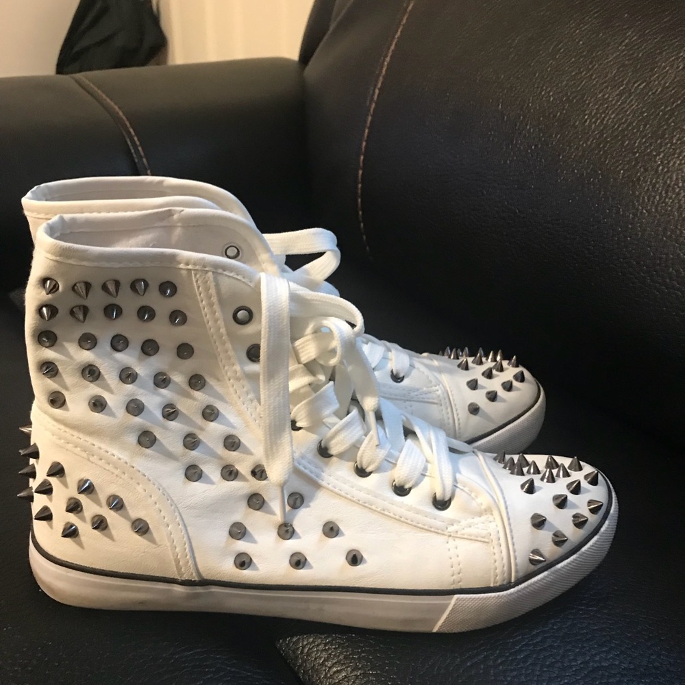 Spike gym shoes
